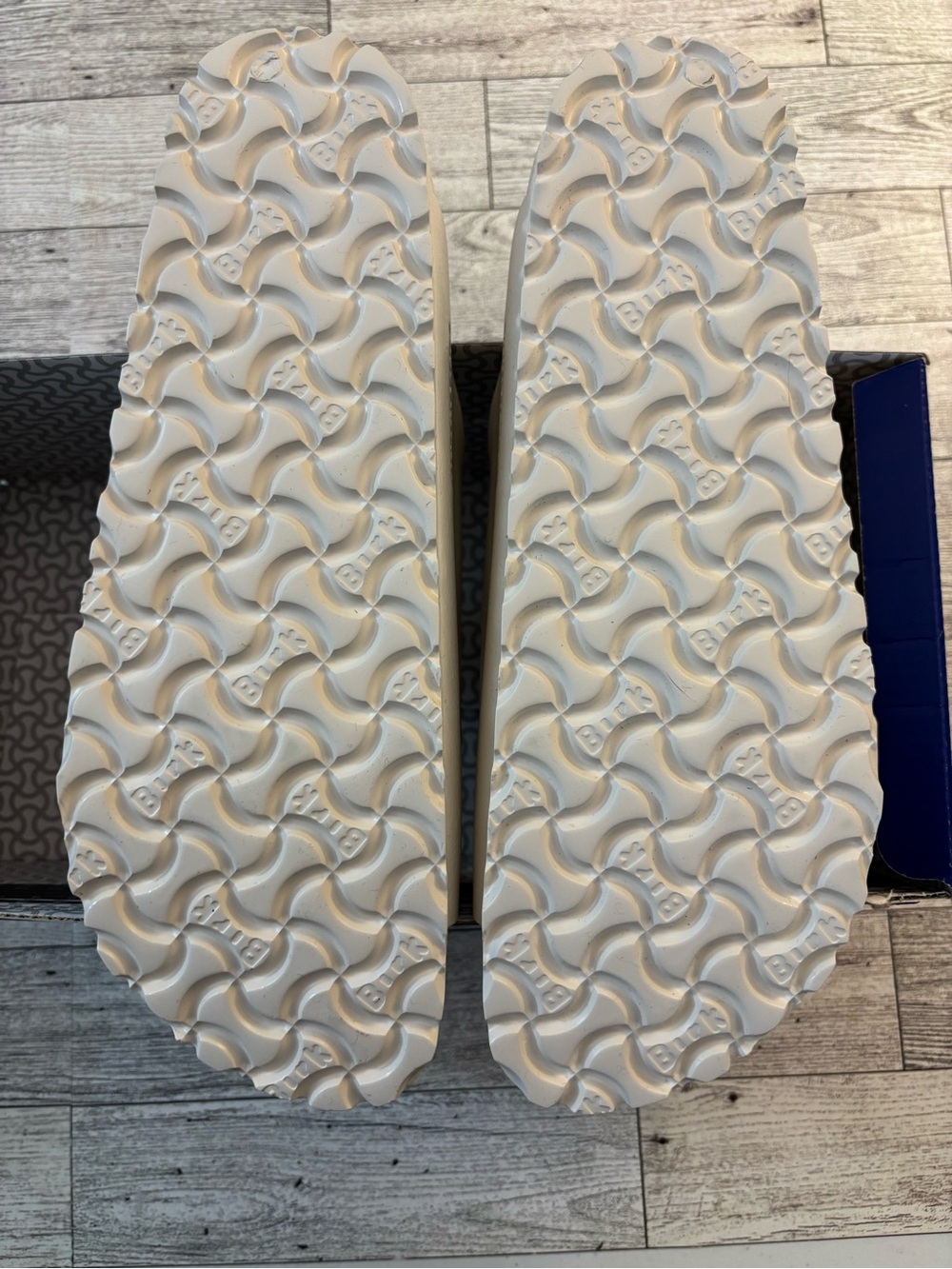 Women BIRKENSTOCK Arizona EVA Sandals. Size 39/US L 8.0. Color: Eggshell. - Picture 9 of 11